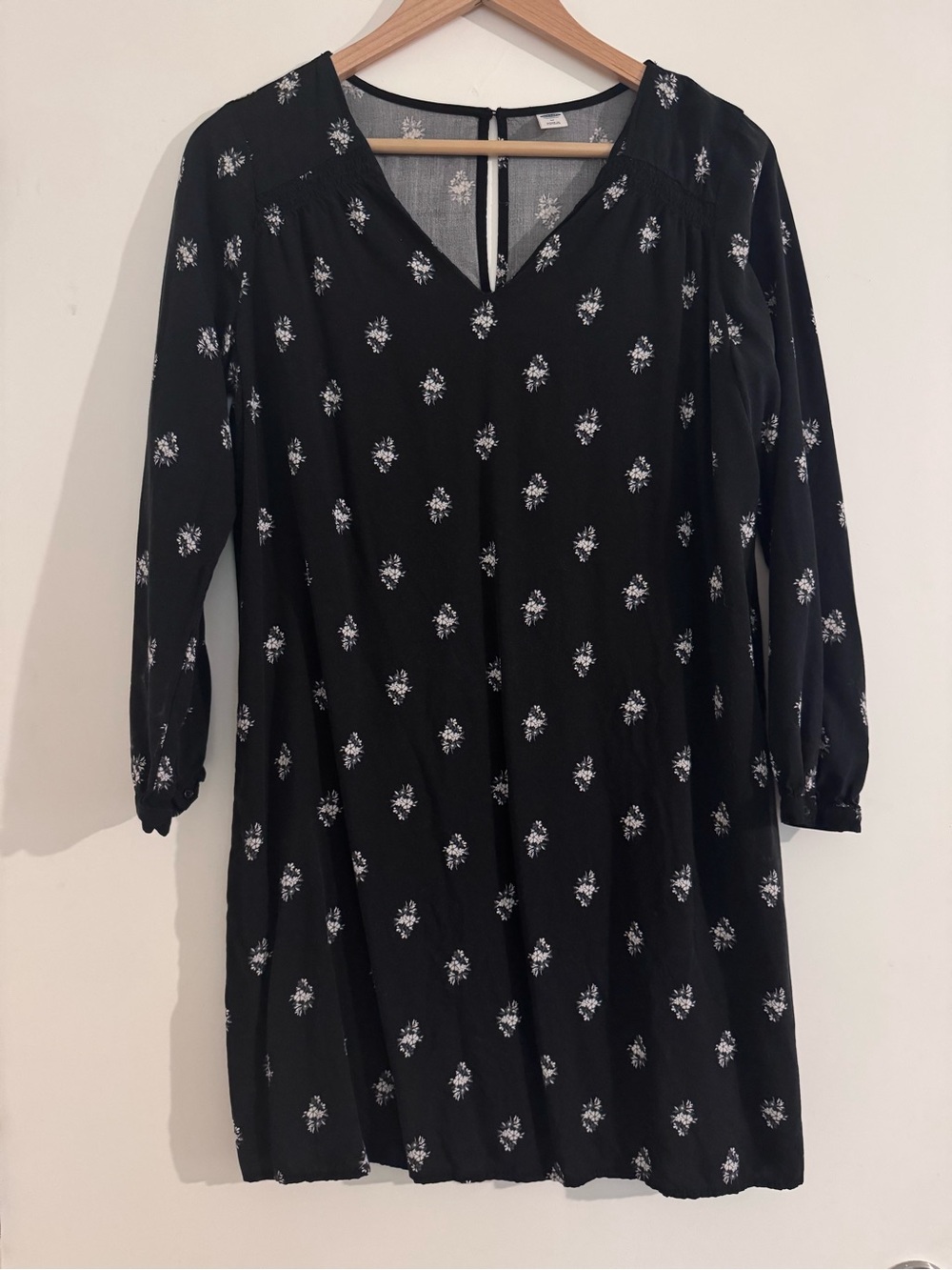 Old Navy Black Floral V-Neck Long-Sleeve Dress